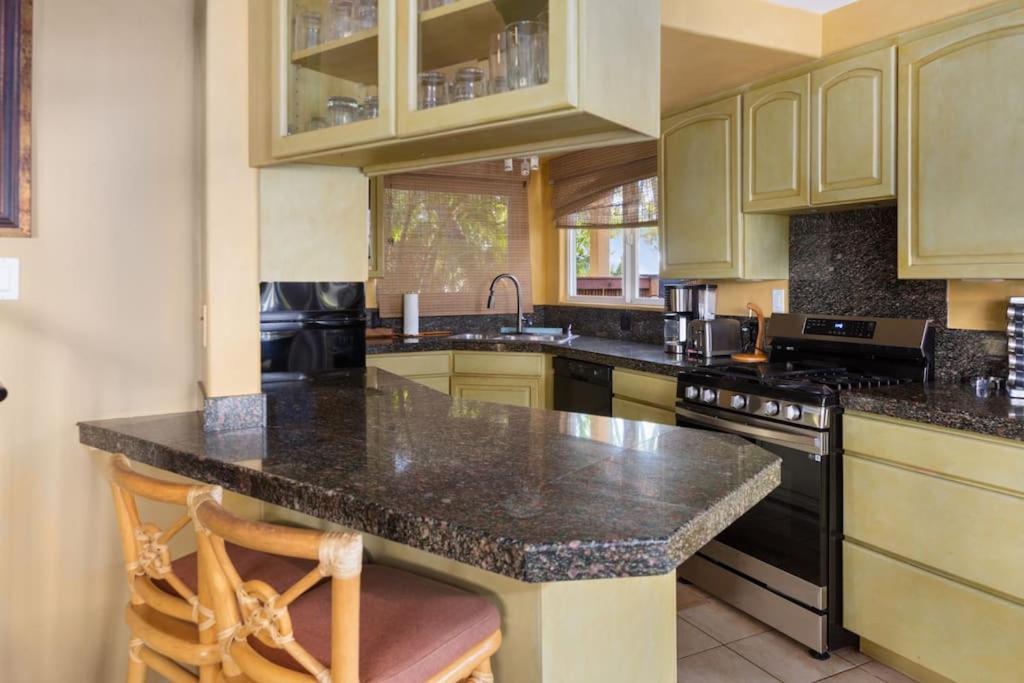 Plumeria Suite, 2-Bedrooms, Sleeps 6, Pool & Bbq, Pre-Renovation Summer Sale Kihei Bagian luar foto