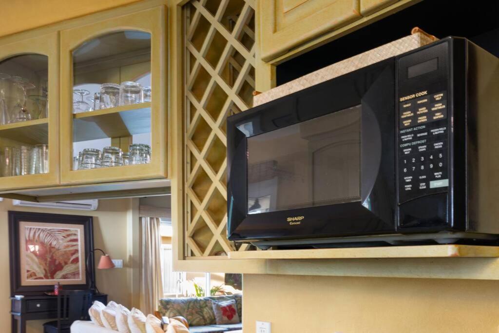 Plumeria Suite, 2-Bedrooms, Sleeps 6, Pool & Bbq, Pre-Renovation Summer Sale Kihei Bagian luar foto