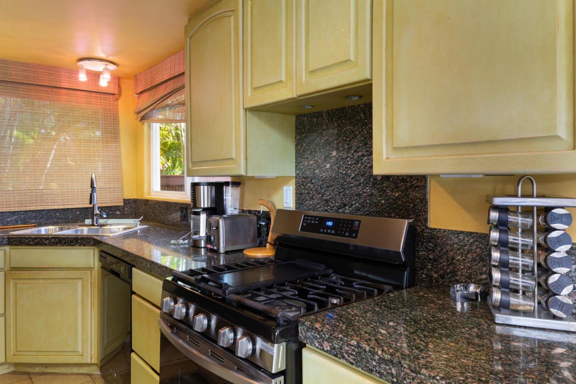 Plumeria Suite, 2-Bedrooms, Sleeps 6, Pool & Bbq, Pre-Renovation Summer Sale Kihei Bagian luar foto