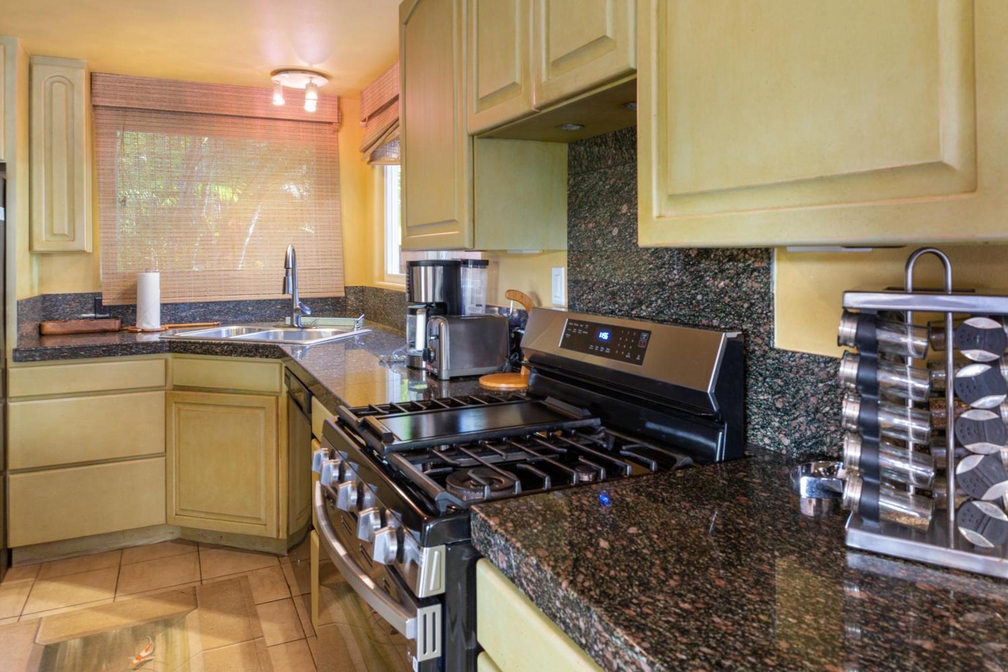 Plumeria Suite, 2-Bedrooms, Sleeps 6, Pool & Bbq, Pre-Renovation Summer Sale Kihei Bagian luar foto