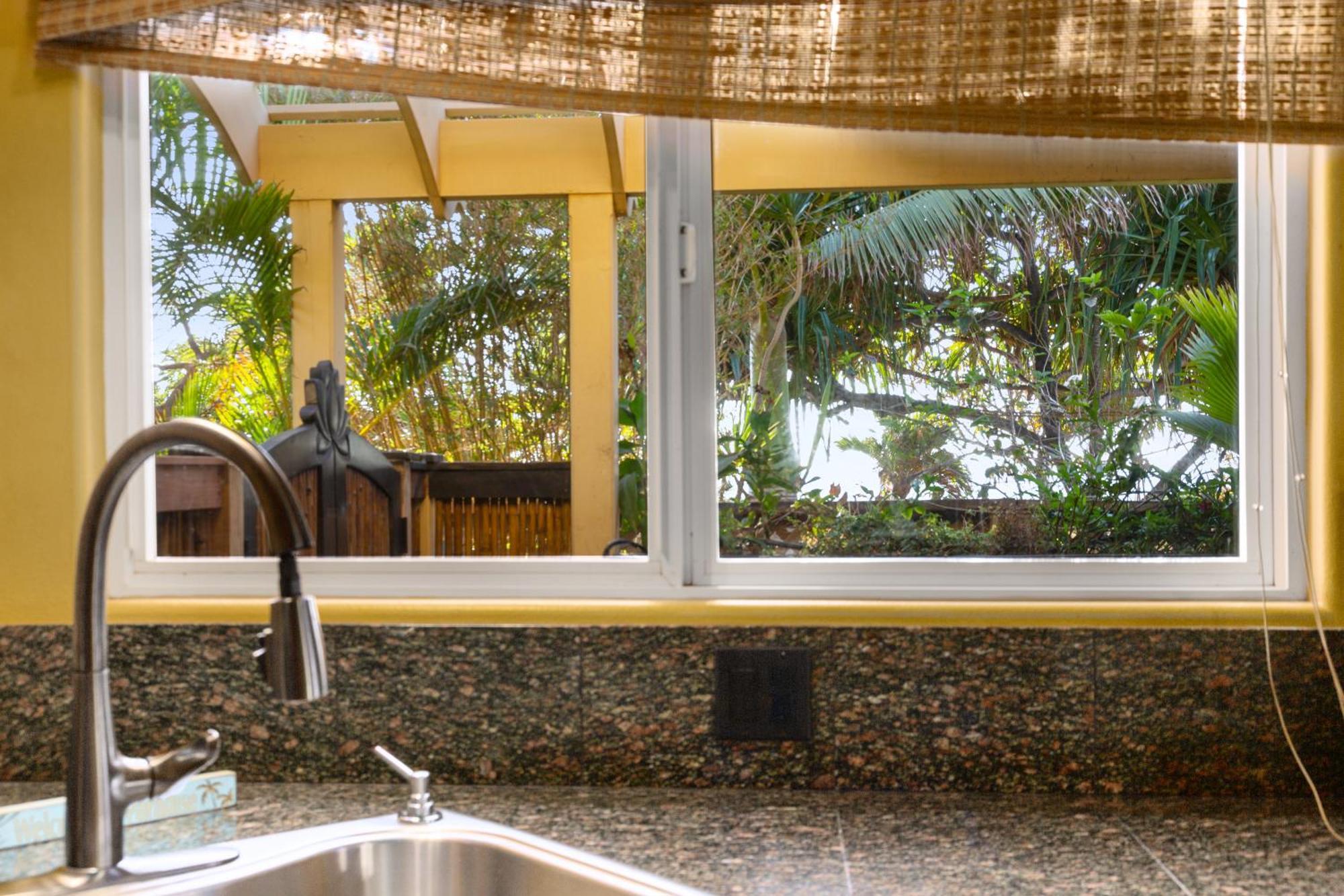 Plumeria Suite, 2-Bedrooms, Sleeps 6, Pool & Bbq, Pre-Renovation Summer Sale Kihei Bagian luar foto