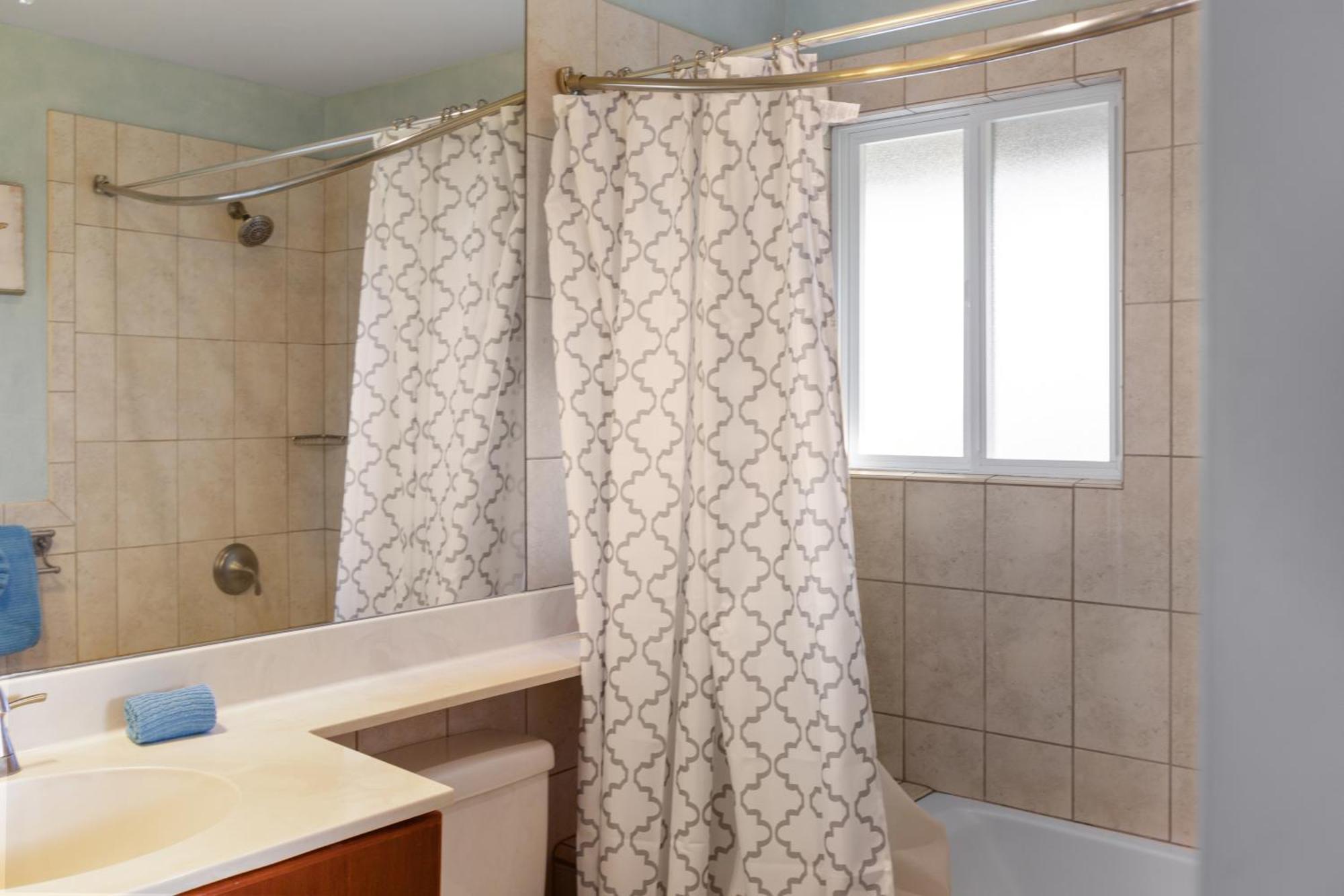 Plumeria Suite, 2-Bedrooms, Sleeps 6, Pool & Bbq, Pre-Renovation Summer Sale Kihei Bagian luar foto